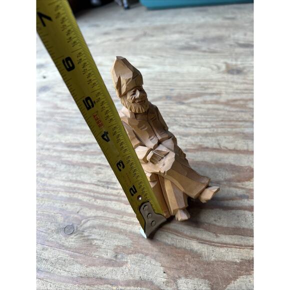 Hand carved old man sitting on a chair - Picture 8 of 8